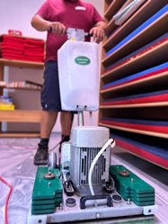 Ein Mitarbeiter der Herdegen Gebäudeservice GmbH bedient eine professionelle Bodenreinigungsmaschine bei der Grundreinigung.